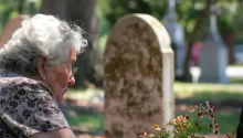 Story of the Day: Old Woman Brought Son’s Favorite Pastry to His Grave & Found Note Saying ‘Thank You’ upon Her Return